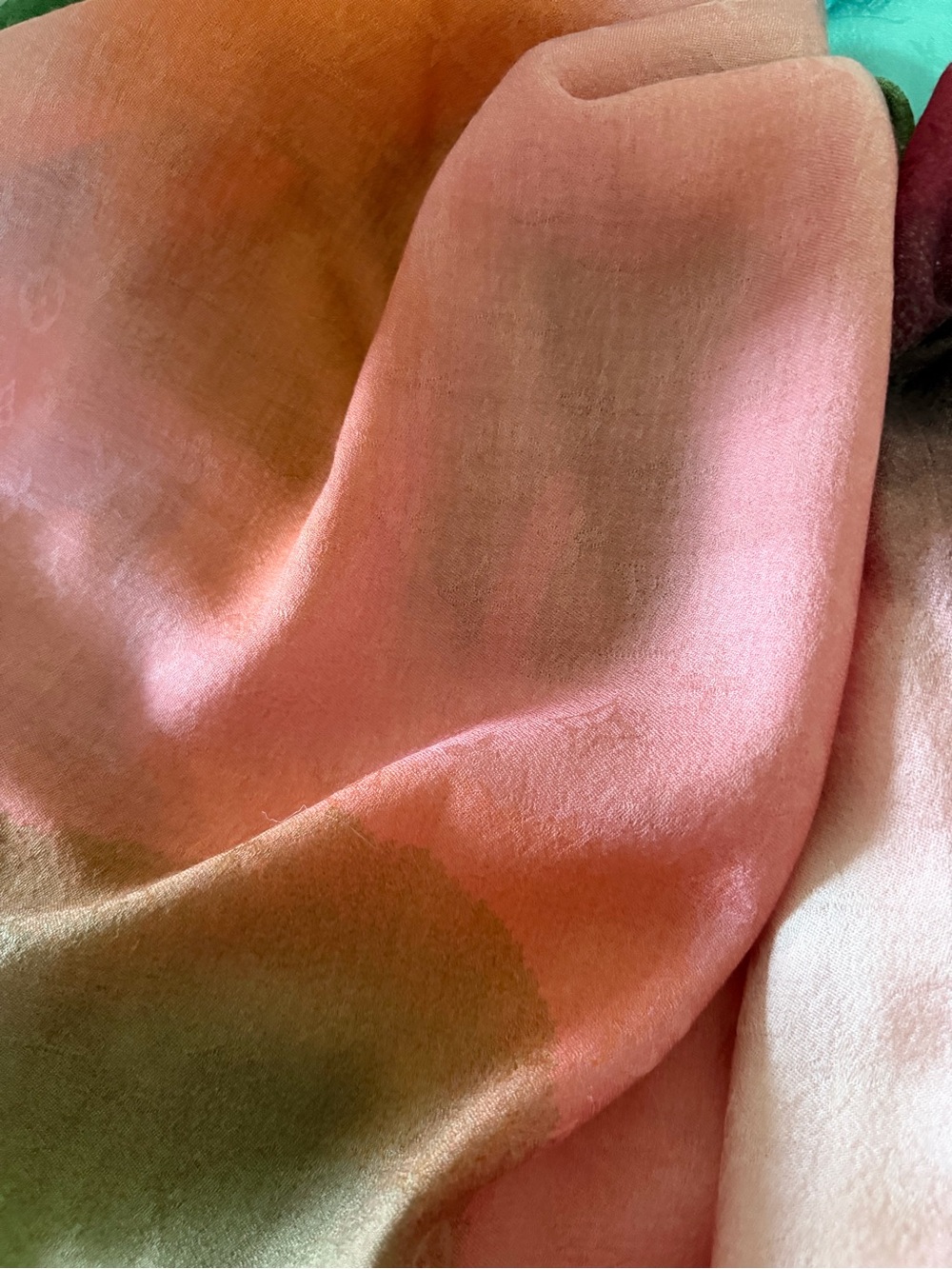 Louis Vuitton Multicolor Gradient Monogram Scarf. - Picture 4 of 16